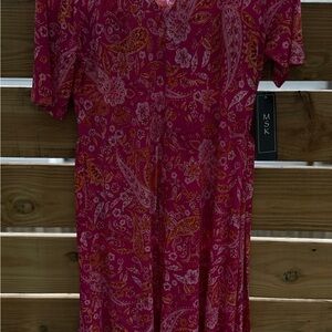 Nice shirt dress with collar and belt. Nice color for spring or summer.